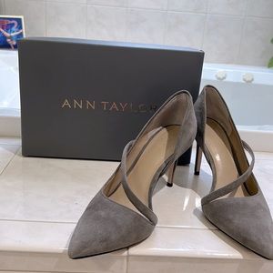 EUC Ann Taylor Irene Pump in Alley Gray, size 9